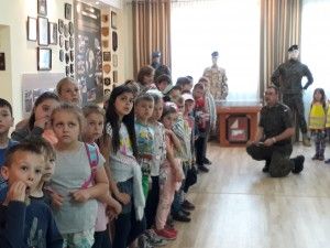 Najmłodsi na spotkaniu z żołnierzami