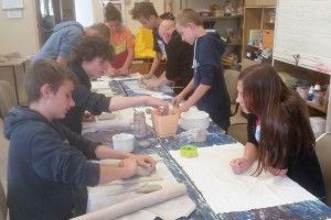 Klasa VII na zajęciach plastycznych w Gminnym Ośrodku Kultury w Świdnicy.