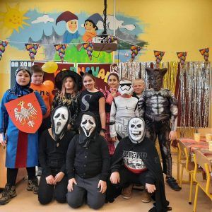 zdjęcie prezentuje grupę dzieci w strojach duchów, rycerzy i postaci z bajek na balu przebierańców