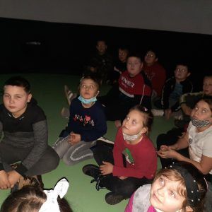 Emisja filmu bardzo zainteresowała dzieci, które wpatrywały się w ekran