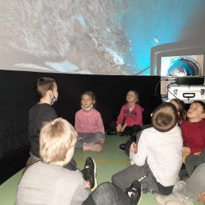 Przed oczami dzieci oglądających film ukazał się piękny, błękitny ocean, który wzbudził ich zachwyt 