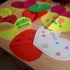 Na zdjęciu kolorowe kartki walentynkowe wykonane przez uczniów kl.1