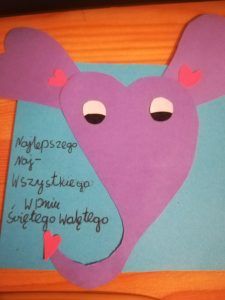 Różowy słonik na niebieskim tle życzy wszystkiego najlepszego w Dniu Świętego Walentego.