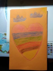 Na kartce widnieje piękne kolorowe serce. Do kartki dołączono tekst : Jesteś moją koleżanką i bardzo cię lubię.