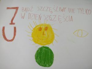 na rysunku uśmiechnięta postać oraz symbole : siódemka i podkowa