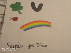 symbole szczęścia : podkowa, czterolistna koniczyna oraz tęcza wskazują, jak napis na rysunku, że szczęście jest blisko