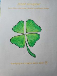 na rysunku symboliczna zielona czterolistna koniczyna jako z życzeniami szczęścia każdego dnia
