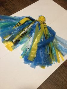 praca przedstawia pompon do tańca wykonany z kolorowych torebek foliowych