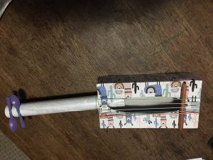 praca to kartonowa gitara z pudełka po chusteczkach