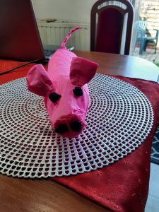 praca przedstawia różową papierową świnkę