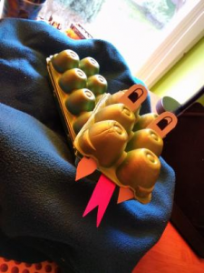 praca przedstawia smoka wykonanego z pudełek po jajkach