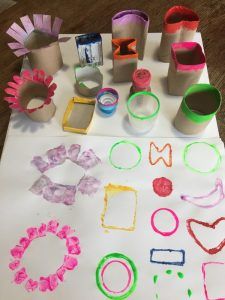 praca prezentuje zestaw stempli z papierowych rolek i zakrętek