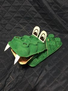 praca przedstawia zielonego krokodyla wykonanego z wytłoczek po jajkach