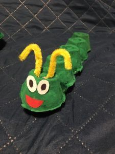 praca prezentuje zieloną gąsiennicę wykonaną z wytłoczek po jajkach