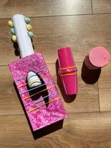 praca prezentuje gitarę wykonaną z pudełka po chusteczkach, strunami są gumki recepturki