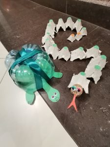 praca prezentuje węża wykonanego z wytłoczek po jajkach oraz żółwia zrobionego z dna plastikowej butelki