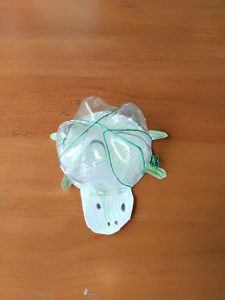 praca przedstawia żółwia wykonanego z dna plastikowej butelki oraz papieru