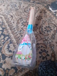 praca przedstawia gitarę wykonaną z butelki po płynie do płukania tkanin, strunami są gumki recepturki