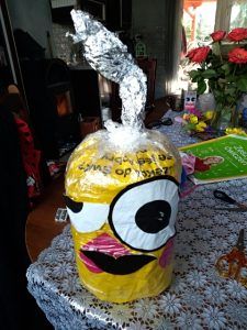 praca to foliowa buźka z ogromnymi oczami