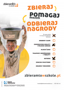 Plakat informuje o zbieraniu i pomaganiu misjom. Nasza szkoła zbiera baterie i monety.