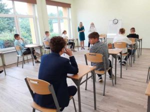 Na zdjęciu sala egzaminacyjna, uczniowie oraz Panie z komisji egzaminacyjnej.