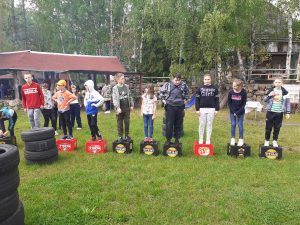 grupa dzieci stoi na skrzynkach