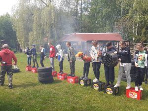 uczniowie przechodzą po skrzynkach tak aby nie upaść na ziemię
