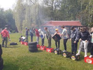 uczniowie stojący na skrzynkach podają sobie kolejne aby przejść jak najdalej
