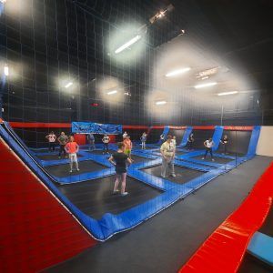 Na zdjęciu widać uczniów klad 1-3 uczestniczących w zajęciach w parku trampolin