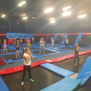 Na zdjęciu widać uczniów klad 1-3 uczestniczących w zajęciach w parku trampolin