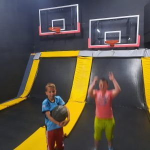 Na zdjęciu widać dwóch chłopców grających w koszykówkę