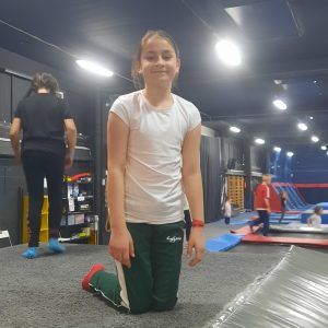 Na zdjęciu widać dziewczynkę z klasy 3 na trampolinie