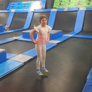 Na zdjęciu widać dziewczynkę z klasy 2 na trampolinie
