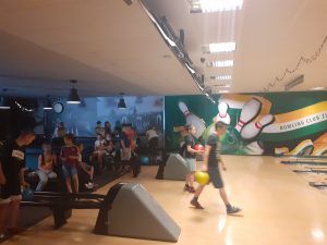 chłopiec udaje się z kulą na swój pas