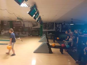 chłopiec wchodzi z kulą na swoje stanowisko