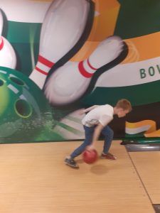 chłopiec z kulą w dłoni na swoim pasie do gry