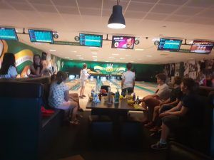 uczniowie na kanapach obserwują grę kolegów