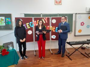 pani wójt składa gratulacje najlepszemu uczniowi