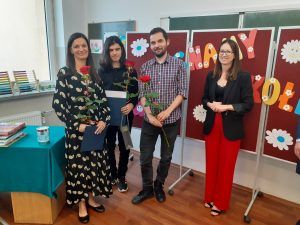 na zdjęciu rodzice ucznia z najlepszymi wynikami wraz z panią wójt