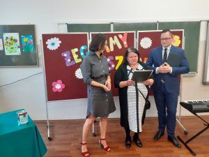 na zdjęciu przedstawicielka klasowej rady rodziców, wychowawczyni oraz dyrektor