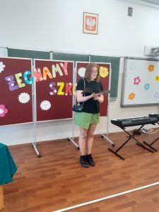 zdjęcie przedstawia uczennicę kl. 8 odczytującą przemówienie