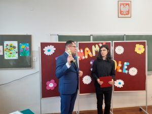 dyrektor szkoły wręcza uczniowi statuetkę szkolnego lidera