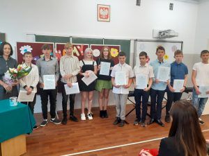 na zdjęciu grupa uczniów ze świadectwami ukończenia szkoły