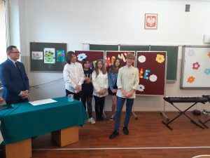 na zdjęciu przedstawiciele klasy 7 żegnający ósmoklasistów