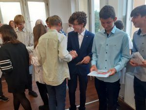 uczniowie klasy 7 wręczają kolegom upominki