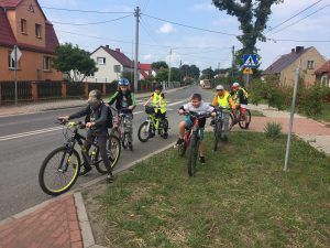 Zdjęcie przedstawia 6 rowerzystów czekających na nowych uczestników wycieczki w miejscowości Drzonów.