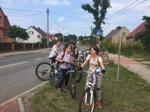 Zdjęcie przedstawia 5 rowerzystów czekających na nowych uczestników wycieczki w miejscowości Drzonów.