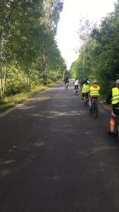 Zdjęcie przedstawia 5 rowerzystów jadących drogą publiczną  ze Słonego w kierunku miejscowości Buchałów.