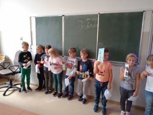 Pierwszaki oglądają wylosowane przez siebie zakładki.