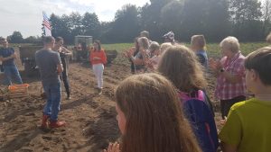 Uczniów i Klub Seniora w czasie wykopków odwiedziła Pani Wójt.